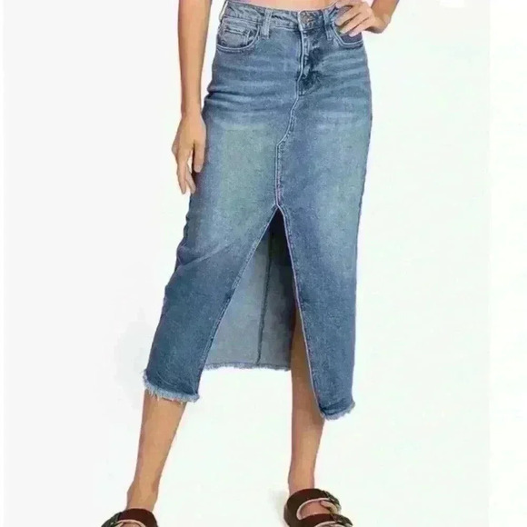 Celebrity Pink Dresses & Skirts - NWT CELEBRITY PINK Denim Front-Slit
Frayed-Hem Midi Skirt size 3/26
